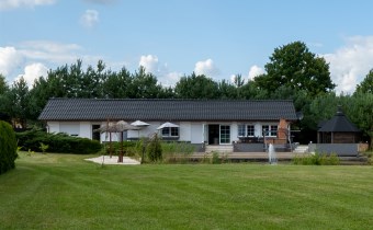 Posiadlóść nad jeziorem na sprzedaż