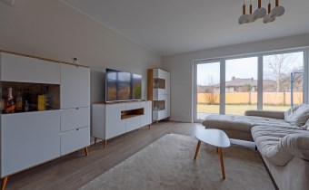 Dom na sprzedaż w Raculi – nowoczesna zabudowa bli