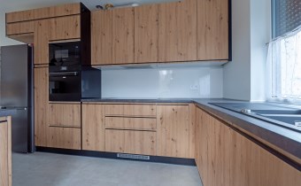 Dom na sprzedaż w Raculi – nowoczesna zabudowa bli