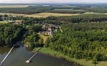 Bliskość Jeziora Sławskiego – widok na wodę i tere