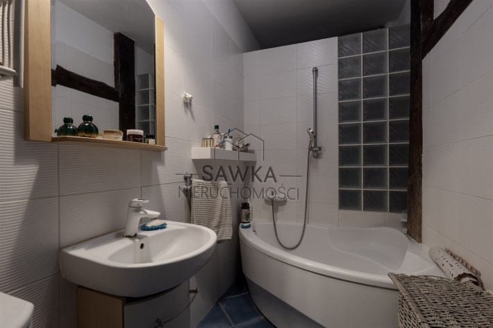Łazienka w dwupoziomowym mieszkaniu na sprzedaż w 
