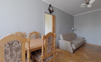 Pokój z dużym oknem i drewnianym parkietem | miesz