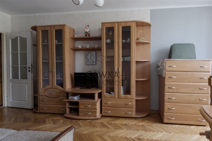 Ustawny pokój mogący pełnić funkcję sypialni lub p