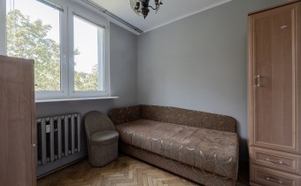 Jasny pokój z dużym oknem | funkcjonalna przestrze