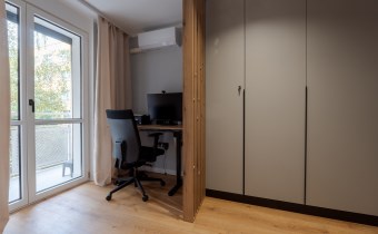Wydzielona strefa Home Office z biurkiem z elektry