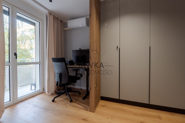 Wydzielona strefa Home Office z biurkiem z elektry