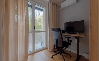 Wydzielona strefa Home Office z biurkiem z elektry