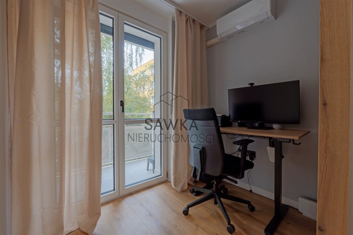 Wydzielona strefa Home Office z biurkiem z elektry