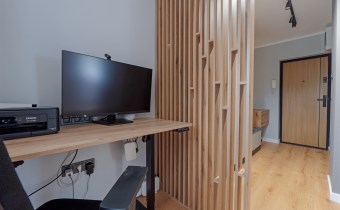 Wydzielona strefa Home Office z biurkiem z elektry