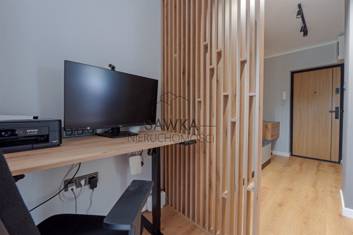 Wydzielona strefa Home Office z biurkiem z elektry