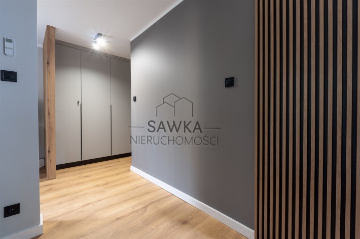 Widok z przedpokoju na jasną część dzienną kawaler