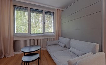 Strefa wypoczynkowa z jasną sofą, stolikiem kawowy