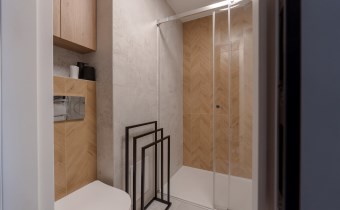 Jasna łazienka z przestronną kabiną walk-in, podwi