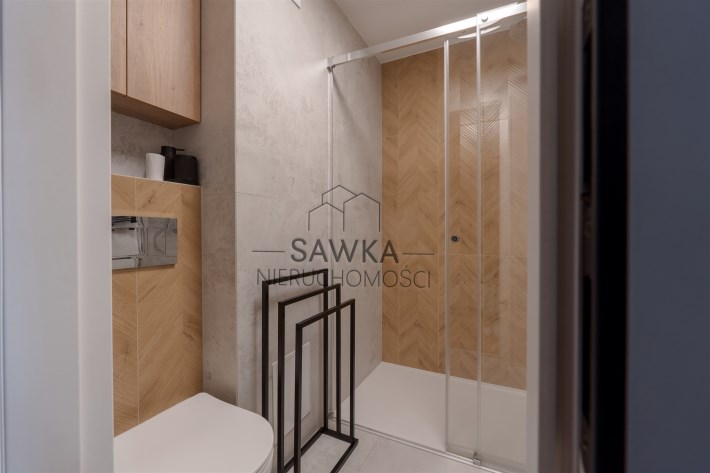 Jasna łazienka z przestronną kabiną walk-in, podwi