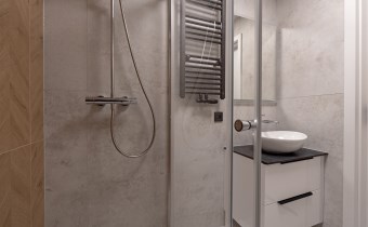 Prysznic typu walk-in z deszczownicą i estetycznym