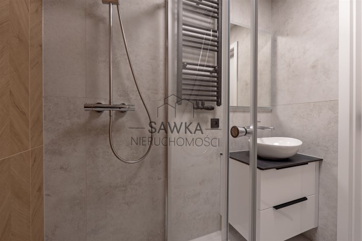 Prysznic typu walk-in z deszczownicą i estetycznym
