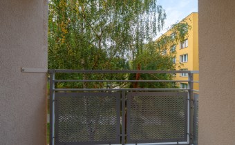 Loggia z widokiem na zielone otoczenie, stanowiąca