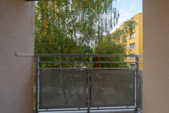 Loggia z widokiem na zielone otoczenie, stanowiąca