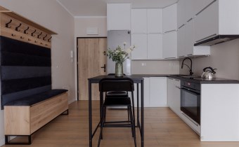 Stół jadalniany oddzielający salon od aneksu kuche