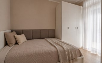 Umeblowana sypialnia z dużym łóżkiem