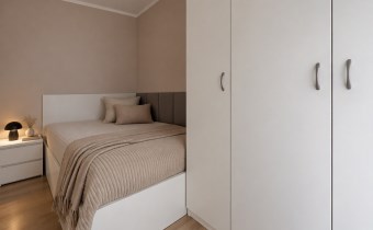 Sypialnia z łóżkiem i pojemną szafą