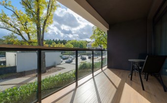 Balkon mieszkania z widokiem na zielone otoczenie